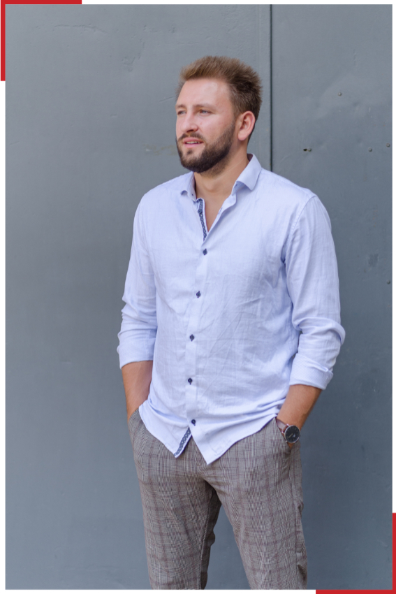 Webdesigner Christian König – stehend mit weißem Business Hemd 